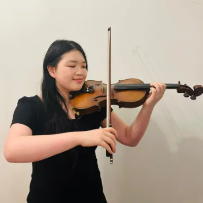 Ms Jessie, violin instructor